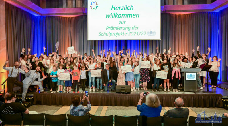Regionalverbandsdirektor Peter Gillo inmitten der zahlreichen Preisträger, Foto: Stephan Hett/ Regionalverband.