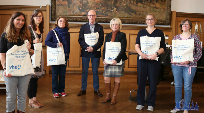 Gemeinsam Unterstützung anbieten für ältere Menschen in Völklingen: Projektpartner stellen Senioren-Info-Tasche vor. v.l.n.r.: Paola Dispoto, Raphaela Leue (beide Diakonie Saar, Quartiersbezogene Seniorenarbeit und Mehrgenerationenhaus), Sennur Ağirbaşli (AWO Stadtteilprojekt), Wolfgang Schönberger (Abteilungsleiter Bildung und soziale Teilhabe, Diakonie Saar), Christine Blatt (Oberbürgermeisterin von Völklingen), Jenny Ungericht (VHS-Direktorin), Michaela Kawohl (Stadtteilmanagerin Nördliche Innenstadt Völklingen). Fotohinweis: Diakonie Saar / Stein