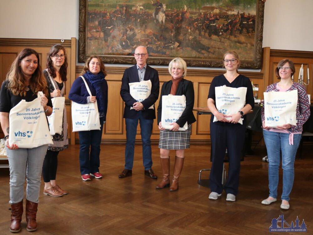 Gemeinsam Unterstützung anbieten für ältere Menschen in Völklingen: Projektpartner stellen Senioren-Info-Tasche vor.  v.l.n.r.: Paola Dispoto, Raphaela Leue (beide Diakonie Saar, Quartiersbezogene Seniorenarbeit und Mehrgenerationenhaus), Sennur Ağirbaşli (AWO Stadtteilprojekt), Wolfgang Schönberger (Abteilungsleiter Bildung und soziale Teilhabe, Diakonie Saar), Christine Blatt (Oberbürgermeisterin von Völklingen), Jenny Ungericht (VHS-Direktorin), Michaela Kawohl (Stadtteilmanagerin Nördliche Innenstadt Völklingen).  Fotohinweis: Diakonie Saar / Stein