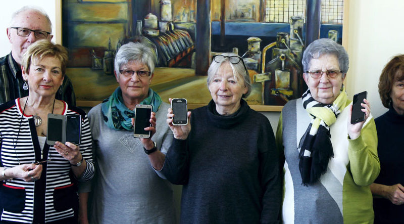 Nach dem Smartphone-Kurs wissen auch Senioren wie es geht,....
