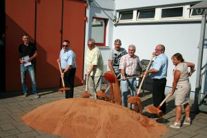 Spatenstich am Gerätehaus: Mit der sanierten Fahrzeughalle erhalte die Feuerwehr normgerechte Stellplätze für die örtlich stationierten Fahrzeuge, welche zur Bewältigung der zukünftigen Aufgaben der städtischen Feuerwehr unerlässlich sind. (Foto: Stadt VKL)