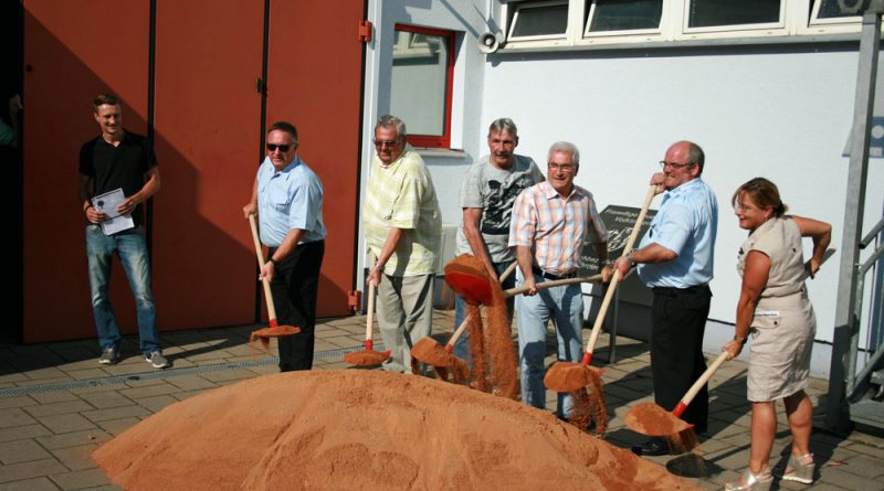 Spatenstich am Gerätehaus: Mit der sanierten Fahrzeughalle erhalte die Feuerwehr normgerechte Stellplätze für die örtlich stationierten Fahrzeuge, welche zur Bewältigung der zukünftigen Aufgaben der städtischen Feuerwehr unerlässlich sind. (Foto: Stadt VKL)