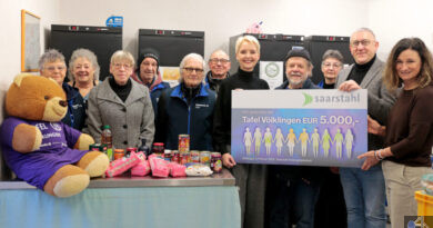 Juliane Wernet von Saarstahl (5.v.r.) übergab symbolisch den Spendenscheck an Claudia Rebmann, stellv. Abteilungsleiterin, Diakonie-Geschäftsführer Oliver Kremp-Mohr und Einrichtungskoordinator Reiner Daschmann (v.r.n.l). Mit dabei waren auch viele ehrenamtlichen Helferinnen und Helfer (links und 3.v.r.). © Foto:  Dirk Martin / Saarstahl Aktiengesellschaft