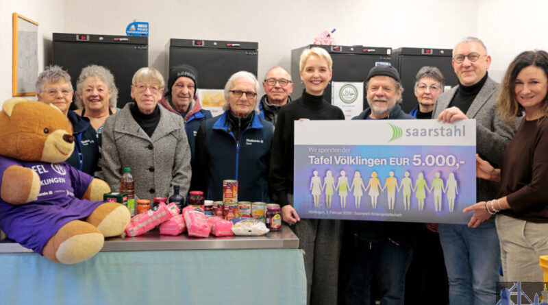 Juliane Wernet von Saarstahl (5.v.r.) übergab symbolisch den Spendenscheck an Claudia Rebmann, stellv. Abteilungsleiterin, Diakonie-Geschäftsführer Oliver Kremp-Mohr und Einrichtungskoordinator Reiner Daschmann (v.r.n.l). Mit dabei waren auch viele ehrenamtlichen Helferinnen und Helfer (links und 3.v.r.). © Foto:  Dirk Martin / Saarstahl Aktiengesellschaft