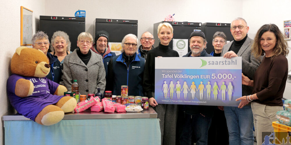 Juliane Wernet von Saarstahl (5.v.r.) übergab symbolisch den Spendenscheck an Claudia Rebmann, stellv. Abteilungsleiterin, Diakonie-Geschäftsführer Oliver Kremp-Mohr und Einrichtungskoordinator Reiner Daschmann (v.r.n.l). Mit dabei waren auch viele ehrenamtlichen Helferinnen und Helfer (links und 3.v.r.). © Foto:  Dirk Martin / Saarstahl Aktiengesellschaft