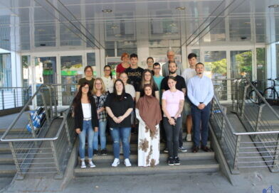 Oberbürgermeister Tautz (hinten rechts) und Myriam Bläs vom Personalmanagement (hinten links), begrüßten die neuen Auszubildenden an ihrem ersten Arbeitstag bei der Stadt Völklingen. Bild: Stadt Völklingen