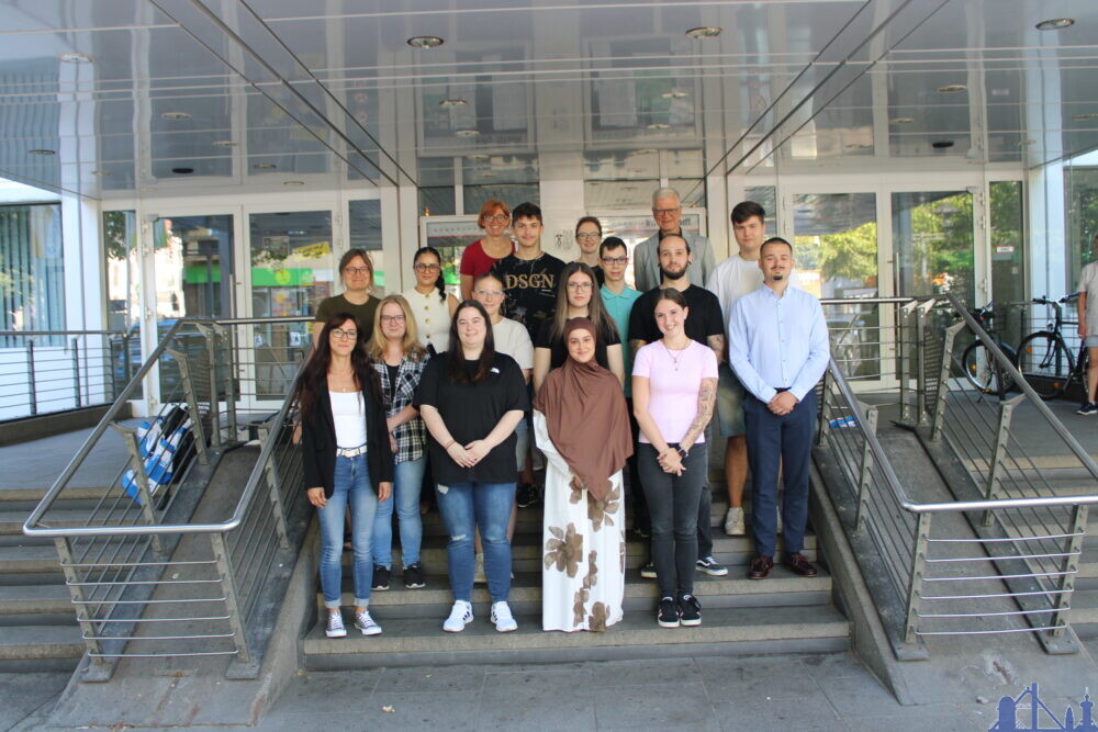 Oberbürgermeister Tautz (hinten rechts) und Myriam Bläs vom Personalmanagement (hinten links), begrüßten die neuen Auszubildenden an ihrem ersten Arbeitstag bei der Stadt Völklingen. Bild: Stadt Völklingen
