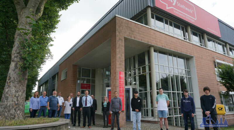 Foto von links nach rechts: von den Stadtwerken Völklingen: Andrea Heinz, Andreas Kurtz, Betriebsratsvorsitzender Wolfgang Jelinksi, Jörg Reichert, Jörg Michel, Lenny Weiland, Geschäftsführer Julian Wollscheidt, Michael Renkes, Thorsten Gundacker, Ann-Kathrin Drudi, neue Auszubildende: Ratiw Aliti, Azubi zum Berufskraftfahrer (VVB), Jaser Bozkurt, Azubi zum Anlagenmechaniker (SWV Netz GmbH), Niklas Steinhauer, Azubi zum Berufskraftfahrer (VVB), Phil Gräwer, Azubi zum Anlagenmechaniker (SWV Netz GmbH) und Tom Krämer, Azubi zum Elektroniker für Betriebstechnik (SWV Netz GmbH)