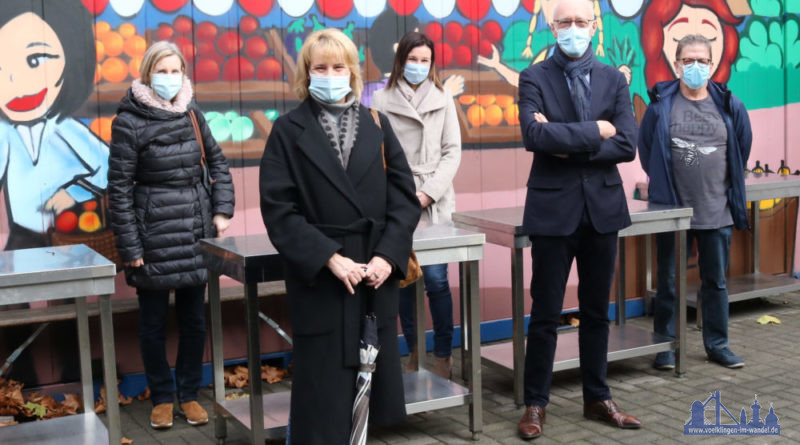 Oberbürgermeisterin Christiane Blatt (vorne) mit Claudia Schuh (l.) zu Besuch bei der Tafel Völklingen: Tafelkoordinator Rainer Daschmann (r.), Abteilungsleiter Wolfgang Schönberger und Bereichsleiterin Claudia Rebmann sprachen mit ihr über aktuelle Herausforderungen. Fotohinweis: Diakonie Saar/Stein