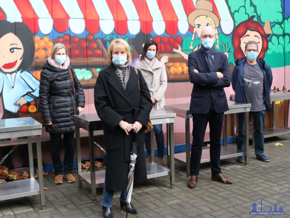 Oberbürgermeisterin Christiane Blatt (vorne) mit Claudia Schuh (l.) zu Besuch bei der Tafel Völklingen: Tafelkoordinator Rainer Daschmann (r.), Abteilungsleiter Wolfgang Schönberger und Bereichsleiterin Claudia Rebmann sprachen mit ihr über aktuelle Herausforderungen. Fotohinweis: Diakonie Saar/Stein