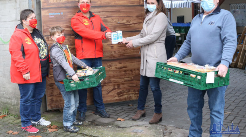 Anke, Pirmin und Markus Schneider von der DLRG Ludweiler übergaben Geld- und Lebensmittel an Claudia Rebmann und Rainer Daschmann von der Diakonie Saar, Träger der Tafel Völklingen. Fotohinweis: Diakonie Saar/Stein