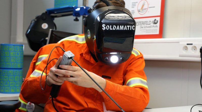 Besuchermagnet beim Tag der Ausbildung im letzten Jahr: die Schweißsimulationsanlage, an der sich Interessierte mittels Spezialhelmen virtuell als Schweißer versuchen können (Foto: Saarstahl AG)