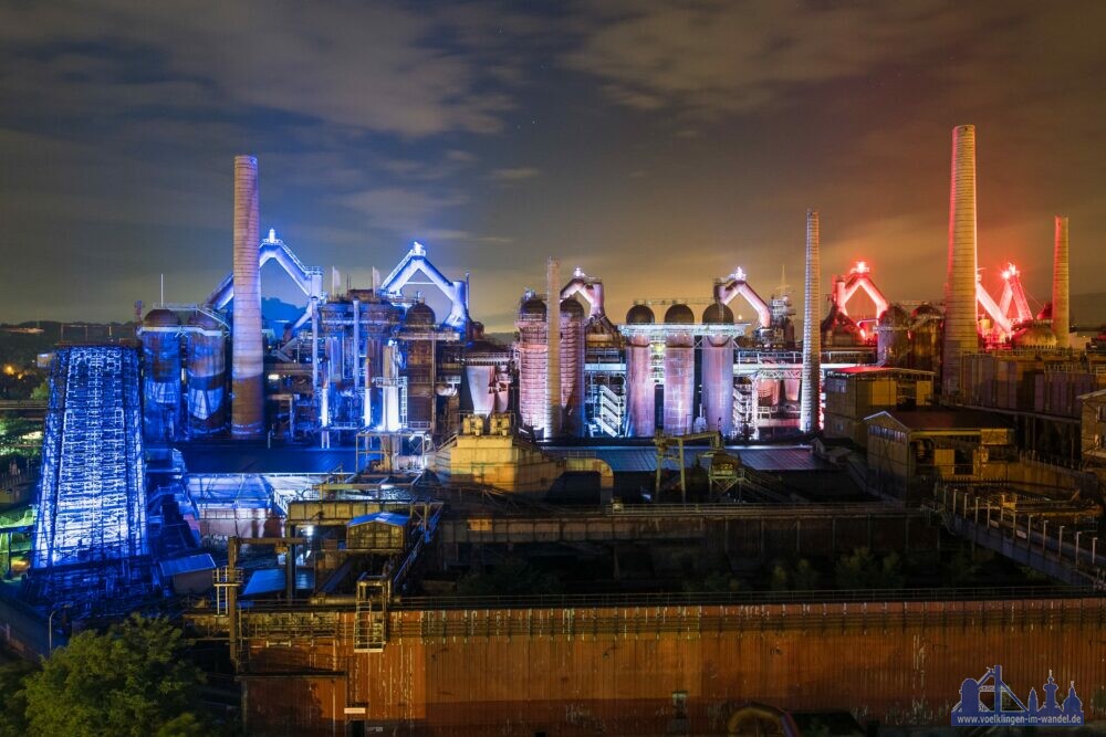 In der Woche des französischen Nationalfeiertags leuchtet das Weltkulturerbe blauweissrot in den Fraben der Trikolore und sendet damit freundschafliche Grüße an die französischen Nachbarn Copyright Foto: Oliver Dietze / Weltkulturerbe Völklinger Hütte