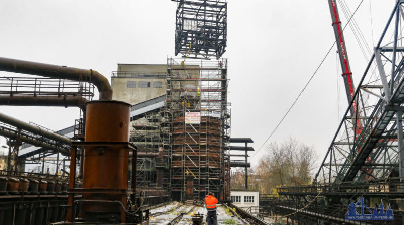 Die Umlenkstation des Weltkulturerbes Völklinger Hütte ist wieder an ihrem angestammten Platz über dem historischen Kohlenturm. Zur Sanierung wurde sie am 2. Oktober demontiert. Zugleich wurden die Stützen, auf denen sie steht, erneuert. Am Dienstag, den 1. Dezember, hievte ein 500-Tonnen-Kran die fertig sanierte Umlenkstation auf die neuen Stützen. Copyright Foto: Weltkulturerbe Völklinger Hütte/Karl Heinrich Veith