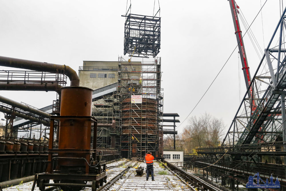 Die Umlenkstation des Weltkulturerbes Völklinger Hütte ist wieder an ihrem angestammten Platz über dem historischen Kohlenturm. Zur Sanierung wurde sie am 2. Oktober demontiert. Zugleich wurden die Stützen, auf denen sie steht, erneuert. Am Dienstag, den 1. Dezember, hievte ein 500-Tonnen-Kran die fertig sanierte Umlenkstation auf die neuen Stützen. Copyright Foto: Weltkulturerbe Völklinger Hütte/Karl Heinrich Veith