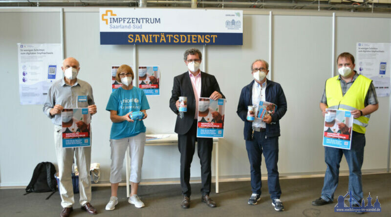 Jede Spende hilft. Regionalverbandsdirektor Peter Gillo (mitte) und der Leiter des Impfzentrums Saarland Süd Peter Thiel (5.v.l.) unterstützen die Unicef Spendenaktion von Christiane Siewert, Leiterin der Unicef-Arbeitsgruppe Saarbrücken (2.v.l.), Mitinitiator Dr. Gerd Lanzer (4.v.l.) und Unicef Mitglied Dr. W. Otto Deutsch, Foto: Denny Sturm/ Regionalverband Saarbrücken.