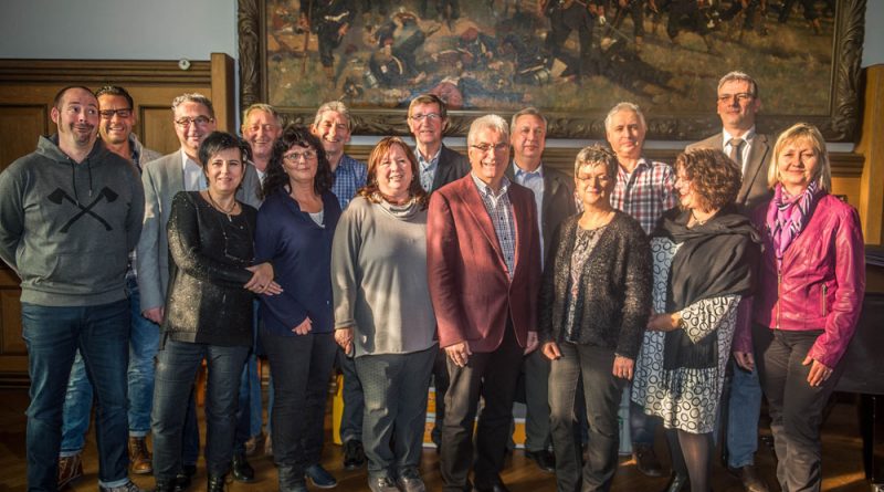 Oberbürgermeister Klaus Lorig hat im Festsaal des Alten Rathauses 25 städtische Mitarbeiterinnen und Mitarbeiter für ihre langjährige Arbeit in der Stadtverwaltung geehrt (Foto: Stadt VKL)