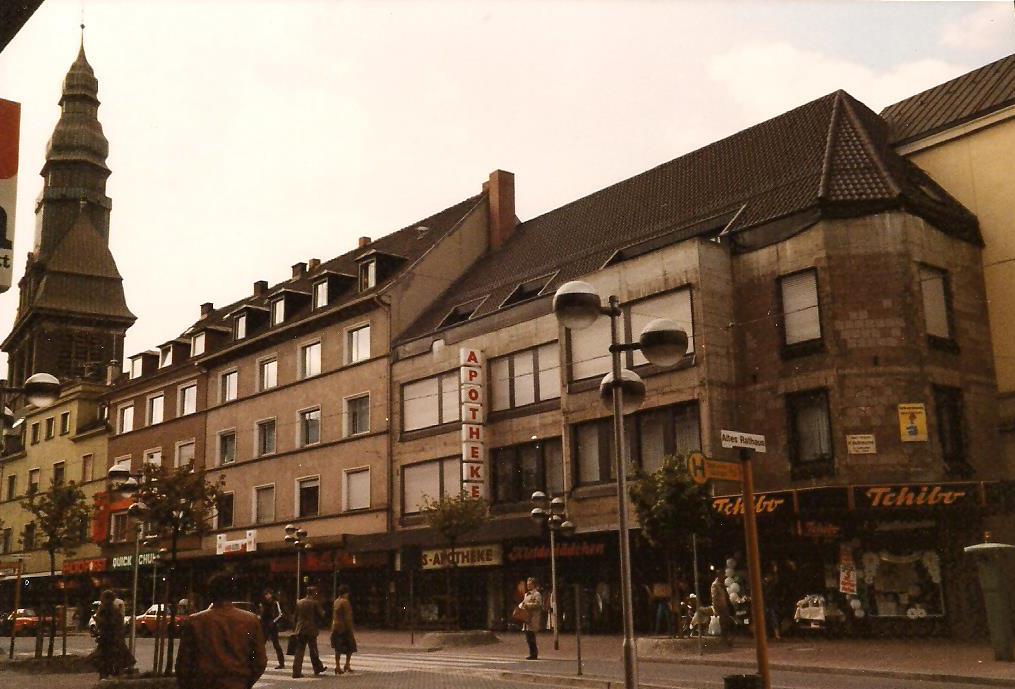 Der Turm von Sankt Eligius im Hintergrund: Voller Schmutz der "Völklinger Eisenzeit" (Foto: Strempel)