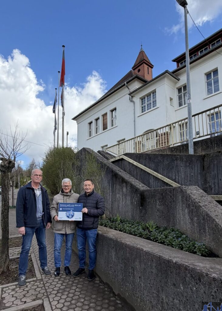 Gärtnermeister Harald Steinberger, Oberbürgermeister Stephan Tautz und Andreas Sauder, Leiter der Landesfachstelle Demenz, vor dem Vergissmeinnicht-Beet in Ludweiler. Bild: Stadt Völklingen