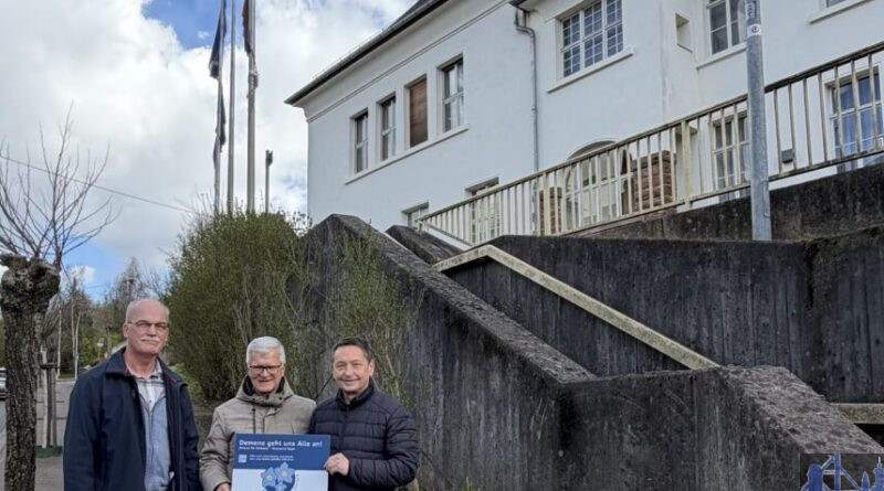 Gärtnermeister Harald Steinberger, Oberbürgermeister Stephan Tautz und Andreas Sauder, Leiter der Landesfachstelle Demenz, vor dem Vergissmeinnicht-Beet in Ludweiler. Bild: Stadt Völklingen