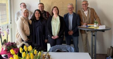 Wiedereröffnung des Stadtteiltreffs Nördliche Innenstadt. Hintere Reihe v.l.n.r. Martin Schöpp, Folien Design und Klaus Köhler, ev. Pfarrer der Versöhnungskirchengemeinde. Vordere Reihe v.l.n.r. die Stadtteilmütter Sakina Ahmadi und Gülseren Bastug, Stadtteilmanagerin Michaela Kawohl, Oberbürgermeister Stephan Tautz und Ortsvorsteher Uwe Steffen. Bild: Stadt Völklingen