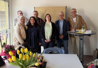 Wiedereröffnung des Stadtteiltreffs Nördliche Innenstadt. Hintere Reihe v.l.n.r. Martin Schöpp, Folien Design und Klaus Köhler, ev. Pfarrer der Versöhnungskirchengemeinde. Vordere Reihe v.l.n.r. die Stadtteilmütter Sakina Ahmadi und Gülseren Bastug, Stadtteilmanagerin Michaela Kawohl, Oberbürgermeister Stephan Tautz und Ortsvorsteher Uwe Steffen. Bild: Stadt Völklingen