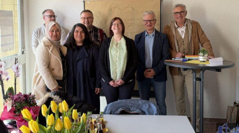 Wiedereröffnung des Stadtteiltreffs Nördliche Innenstadt. Hintere Reihe v.l.n.r. Martin Schöpp, Folien Design und Klaus Köhler, ev. Pfarrer der Versöhnungskirchengemeinde. Vordere Reihe v.l.n.r. die Stadtteilmütter Sakina Ahmadi und Gülseren Bastug, Stadtteilmanagerin Michaela Kawohl, Oberbürgermeister Stephan Tautz und Ortsvorsteher Uwe Steffen. Bild: Stadt Völklingen