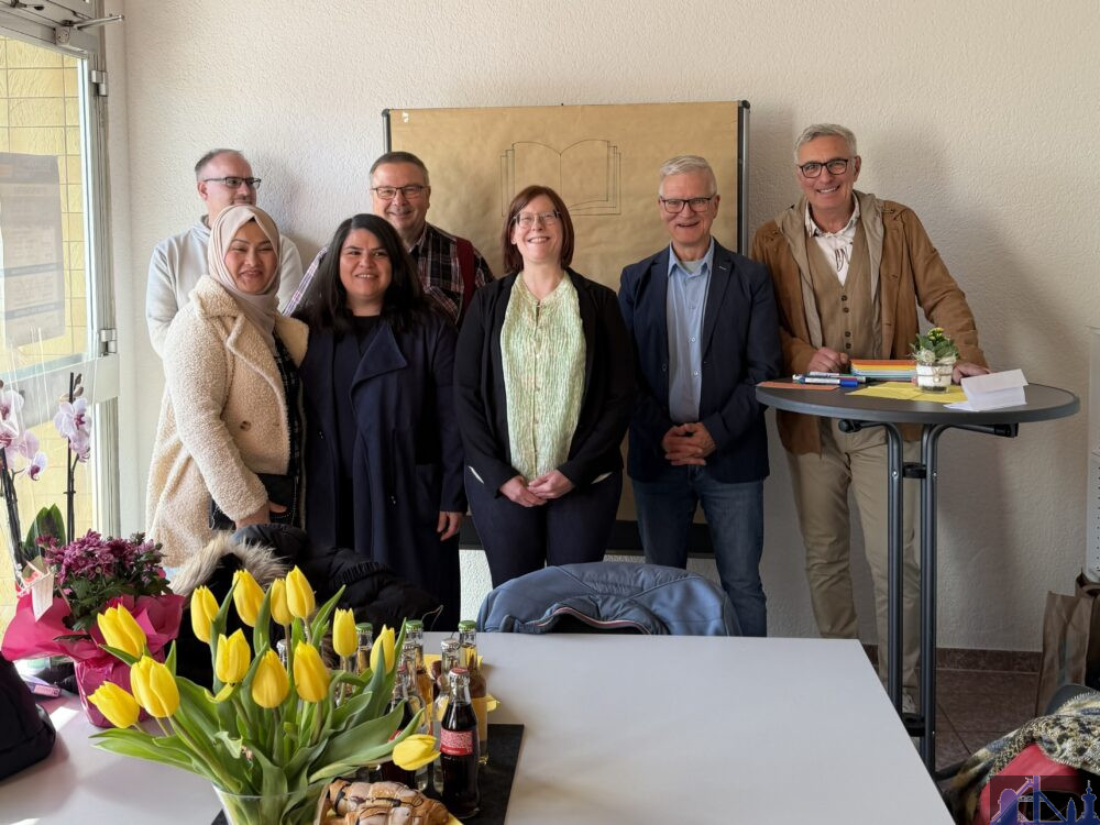 Wiedereröffnung des Stadtteiltreffs Nördliche Innenstadt. Hintere Reihe v.l.n.r. Martin Schöpp, Folien Design und Klaus Köhler, ev. Pfarrer der Versöhnungskirchengemeinde. Vordere Reihe v.l.n.r. die Stadtteilmütter Sakina Ahmadi und Gülseren Bastug, Stadtteilmanagerin Michaela Kawohl, Oberbürgermeister Stephan Tautz und Ortsvorsteher Uwe Steffen. Bild: Stadt Völklingen