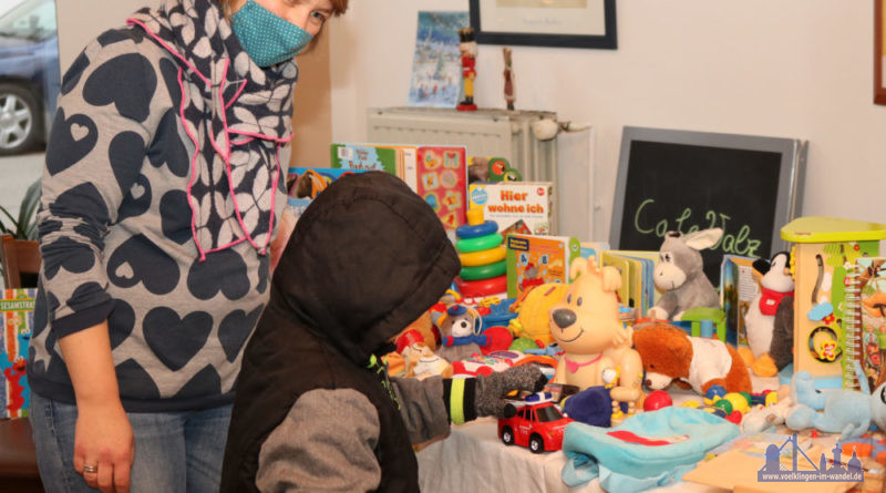Jedes Kind darf sich ein Spielzeug aussuchen. Diakoniemitarbeiterin Sabrina Sofka-Hell hilft den Kindern dabei. Fotohinweis: Diakonie Saar/Stein
