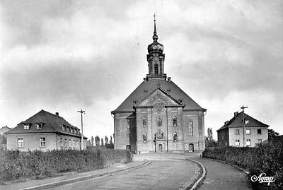 1954: Die Versöhnungskirche umgeben von denn Pfarrhäusdern der Gemeinde.