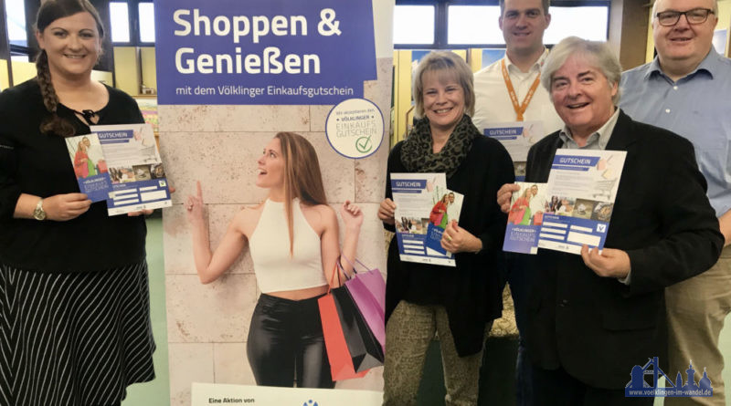 v.l.n.r.: Doreen Fischer (Projektleitung GWIS), Oberbürgermeisterin Christiane Blatt, Oliver Kirsch (Völklinger Wirtschaftskreis e.V.), Hans Agostini (Völklinger Wirtschaftskreis e.V.), Christian Duchene (Völklinger Wirtschaftskreis e.V.) ziehen Bilanz und stellen das neue Design des Einkaufsgutscheins vor Fotonachweis: GWIS Völklingen mbH / Lars Hüsslein