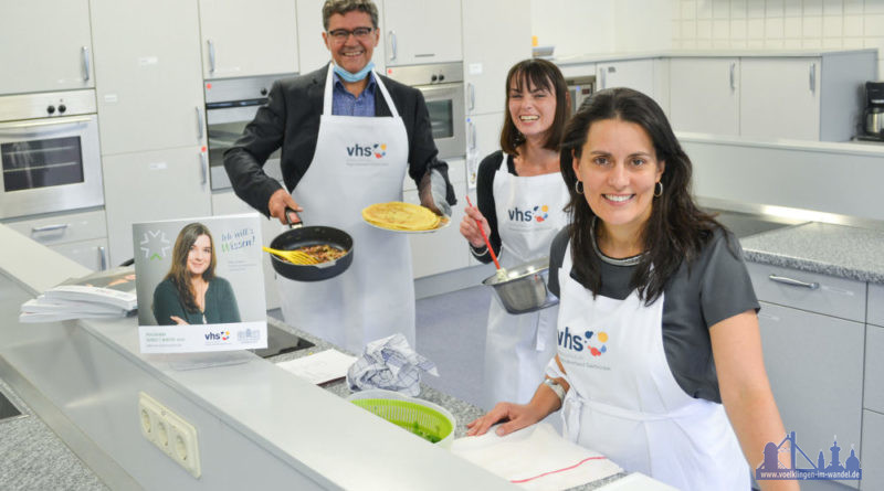 Regionalverbandsdirektor Peter Gillo, vhs-Direktorin Dr. Carolin Lehberger (rechts) und vhs-Mitarbeiterin Sarah Bergmann präsentierten das vhs-Herbstsemester-Programm während eines Live-Kochkurses im SBBZ Saarbrücken, Foto: Denny Sturm/ Regionalverband Saarbrücken.