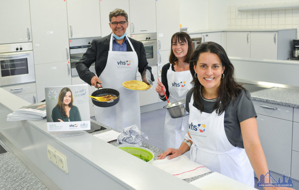 Regionalverbandsdirektor Peter Gillo, vhs-Direktorin Dr. Carolin Lehberger (rechts) und vhs-Mitarbeiterin Sarah Bergmann präsentierten das vhs-Herbstsemester-Programm während eines Live-Kochkurses im SBBZ Saarbrücken, Foto: Denny Sturm/ Regionalverband Saarbrücken.