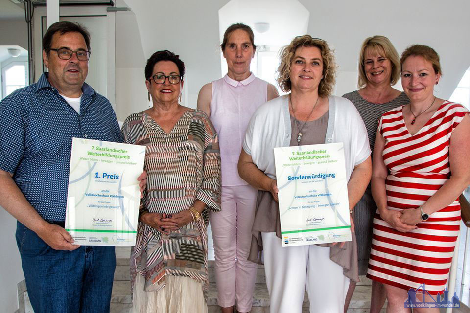 Im Festsaal des Saarbrücker Schlosses konnten Oberbürgermeisterin Christiane Blatt und VHS-Direktor Karl-Heinz Schäffner den Preis von Bildungs-Staatssekretärin Christine Streichert-Clivot und der gesamten Jury entgegennehmen.