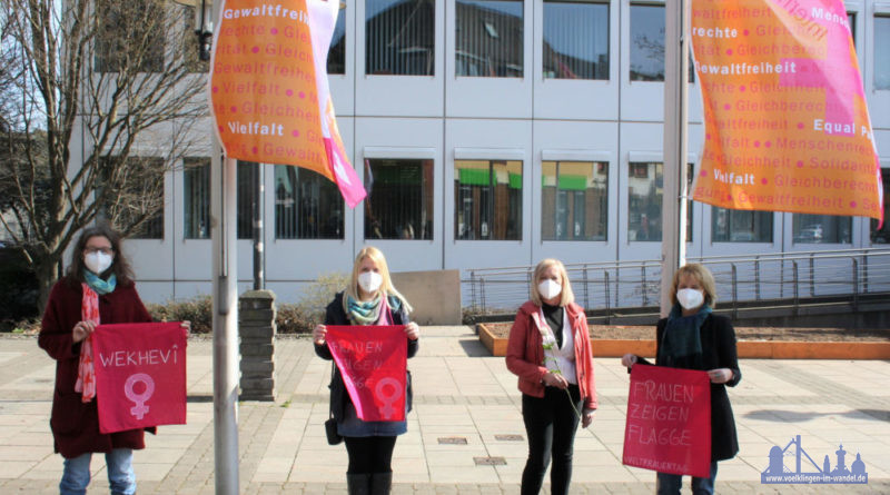 V.l.n.r.: Alexandra Gstöttner (GWA & Kinderhaus Völklingen-Innenstadt), Sarah Jochum (GWA Wehrdener Berg), Nicole Appel (stv. Frauenbeauftrage Stadt Völklingen) und Oberbürgermeisterin Christiane Blatt zeigen Flagge. (Quelle: Stadt Völklingen, S.Feß)