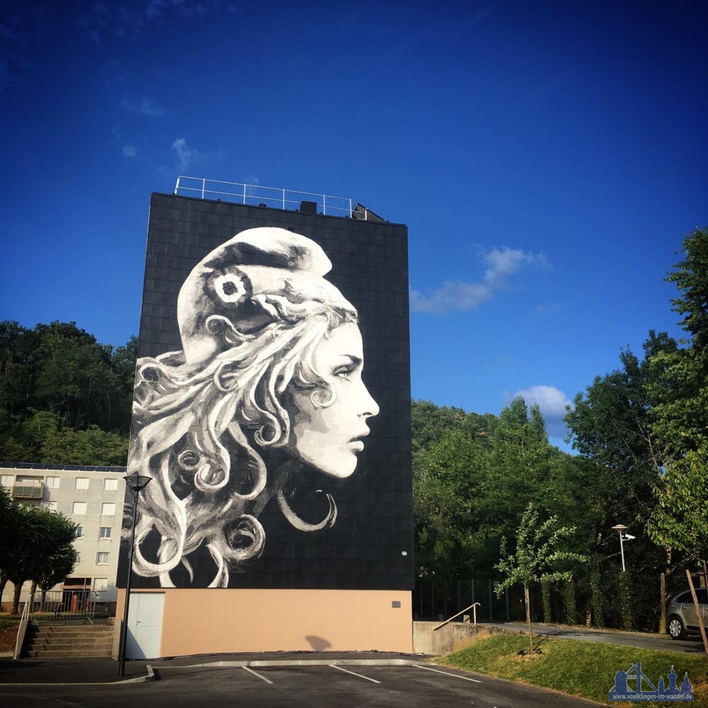 Das Werk der Künstlerin YZ "Marianne l'engagée" (16 x 11 Meter) in Périgueux mit dem Motiv der neuen "Marianne" für die französischen Briefmarken Copyright: © YZ