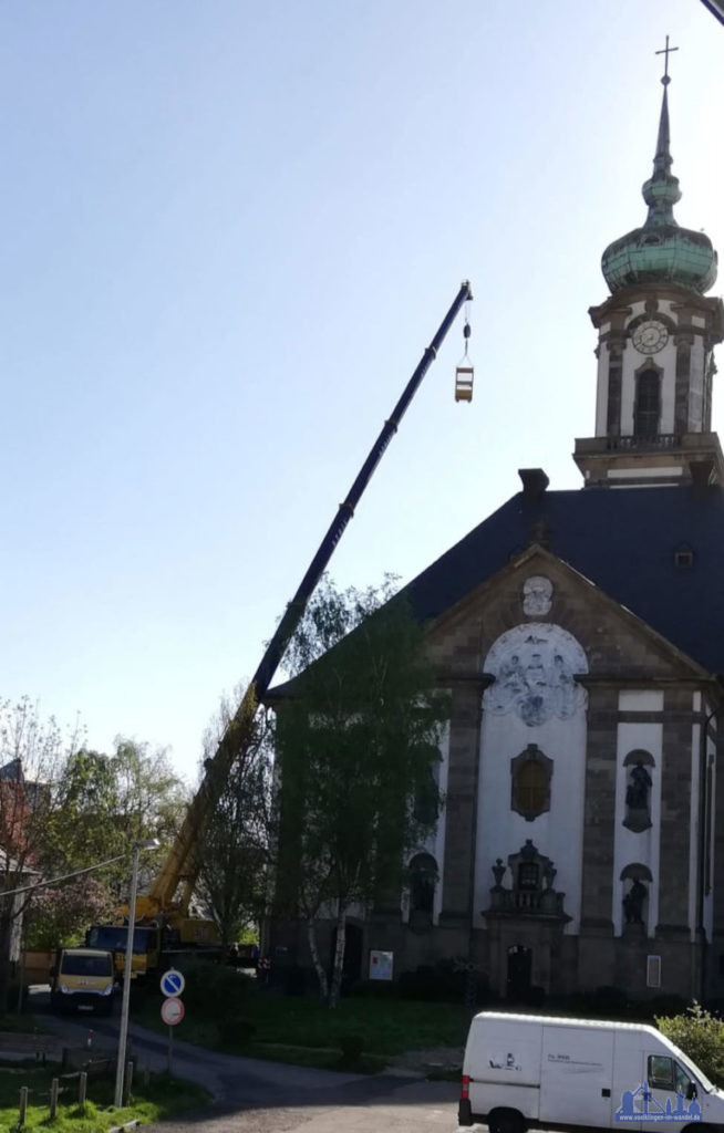 Zwei Personen konnten Mittels Personenkorb das Ziffernblatt der nördlichen Turmuhr an der Versöhnungskirche erreichen. (Foto: v.d.Eltz-Hell)