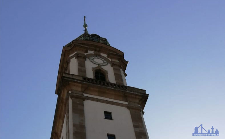 Der Turm zeigt sich aktuell in Richtung Norden ohne Zeiger (Foto: Hell)