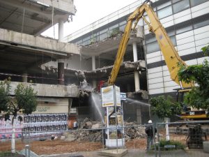 Im August 2008 fraßen sich die Bagger durch den Querriegel - auf den Abriss des restlichen Komplexes wartet Völklingen bis heute. (Archivfoto: Strempel)