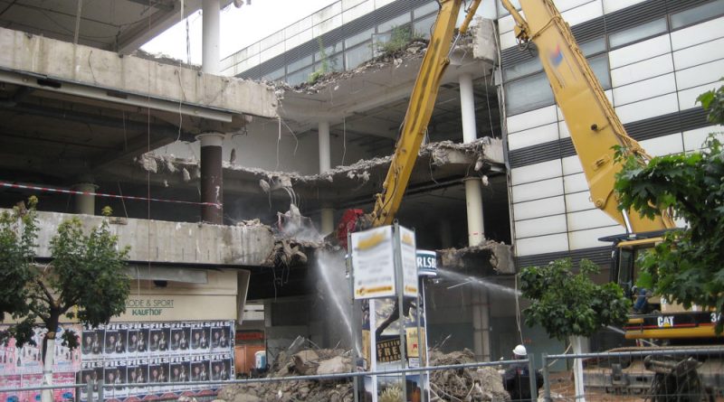 Im August 2008 fraßen sich die Bagger durch den Querriegel - auf den Abriss des restlichen Komplexes wartet Völklingen bis heute. (Archivfoto: Strempel)