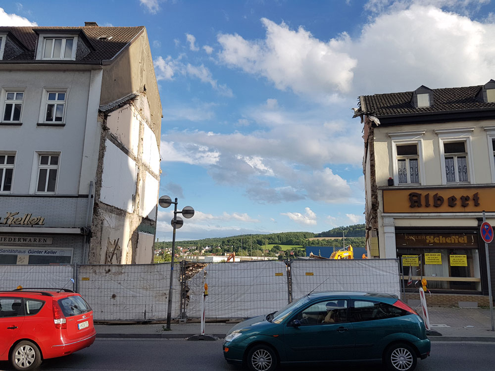 Mit dem Abriss in der Karl-Janssen-Straße eröffnen sich wie auch schon in der Rathausstraße ganz neue Blickwinkel (Foto: Hell)