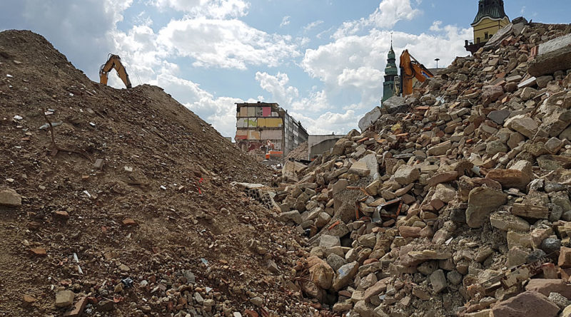 Unfassbare 50 000 Tonnen Bauschutt sammelten sich beim Abriss der 18 Gebäude an, ein Großteil davon dient an Ort und Stelle zum Einebnen und Verfüllen des Geländes (Foto: Hell)