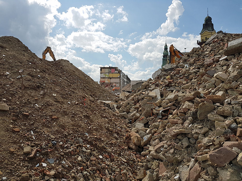 Unfassbare 50 000 Tonnen Bauschutt sammelten sich beim Abriss der 18 Gebäude an, ein Großteil davon dient an Ort und Stelle zum Einebnen und Verfüllen des Geländes (Foto: Hell)