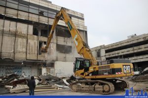 Der Bagger hat am 26.01.2017 erstmal zugebissen: Der Kaufhof fällt endgültig (Foto: Hell)