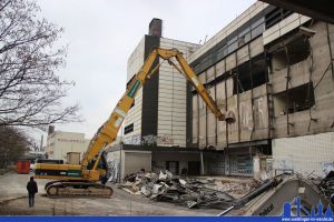 Größenvergleich: Mensch-Maschine (Foto: Hell)