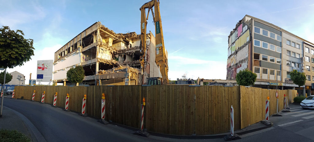 Blick aus der Rathausstraße: Links der angebissene Kaufhof, rechts das Gebäude mit der grauen Fassade wird auch noch dem Erdboden gleich gemacht (Foto: Hell)