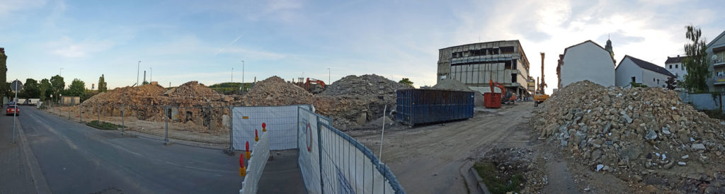 Blick vom Martinsplatz: Von der Bebauung in der Alten Schulstraße ist nicht mehr viel übrig. (Foto: Hell)