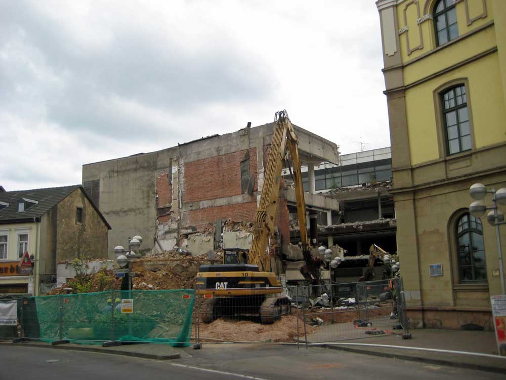 Vor fast genau 8 Jahren kamen die Bagger beim Abriss des Querriegels bis auf wenige Meter an das Alte Rathaus ran (Foto: Strempel)
