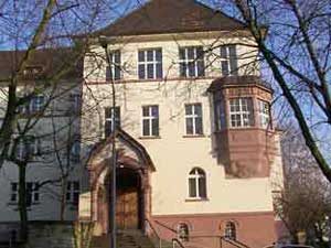 Der heutige Altbau, die Grundsteinlegung erfolgte am 6. August 1907. Der Bau erfolgt nach den Plänen des Architekten Lennarts aus Frankfurt a. M.. (Foto: Hell )