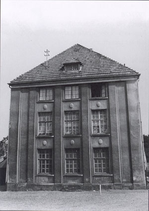 Die alte Kirche nach dem Umbau zum Schulgebäude, sie wurde um 1980 abgerissen. © http://www.warndtdom.de